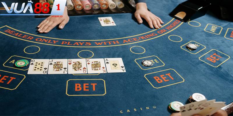 Đánh baccarat theo cược bàn player hoặc banker có xác suất thắng cao